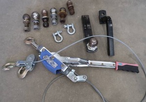 lot 41 image: KJUN KAUNG 2 TON HAND POWER PULLER  HITCH AND BALLS