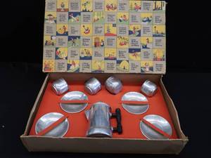lot 51 image: VINTAGE CHILDRENS TEA SET