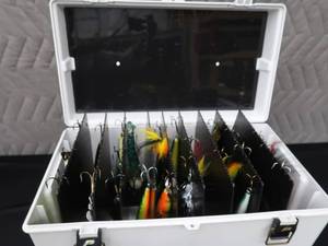 lot 76 image: PLANO MUSKY LURE TACKLE BOX WITH 24 LURES