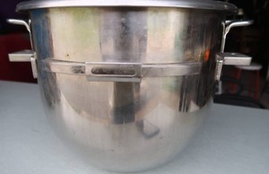 lot 15B image: D 20 STAINLESS MIXING BOWL, BELIEVED TO BE HOBART