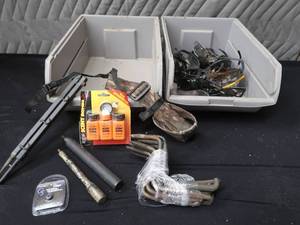 lot 93 image: MISC HUNTING GOODIES . GLASSES