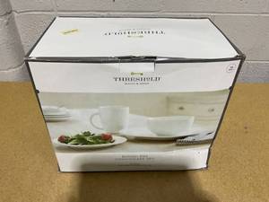 lot 125 image: Threshold 16-Piece Round Rim Dinnerware Set
