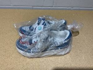 lot 244 image: Size 9.5 Womens Persephone Sneakers with Memory Foam Insole - Universal Thread