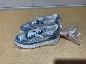 lot 245 image: Size 9.5 Womens Persephone Sneakers with Memory Foam Insole - Universal Thread