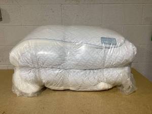 lot 440 image: King Size Serenity by Tempur-Pedic 3 Cooling Memory Foam Mattress Topper