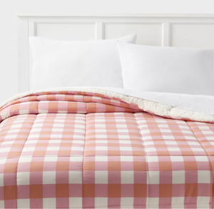 lot 131 image: TwinTwin XL  M  Faux Shearling Washed Microfiber Reversible Comforter - Room Essentials
