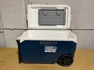 lot 176 image: Igloo MaxCold Latitude 90 qt Roller Cooler