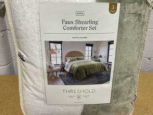 lot 117 image: 3PCS King Size Faux Sherling Comforter Set