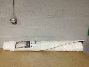 lot 270 image: Better Homes & Gardens Diamond Fur Rug For Adults, White, 5x7