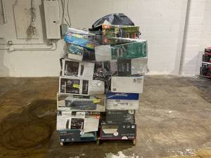 lot 912 image: Wholesale Pallet of Miscellaneous Items