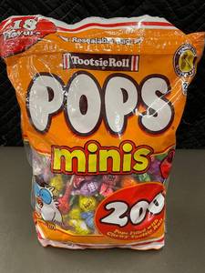 lot 12 image: Tootsie Roll Pops Minis - 200 Count Assortment