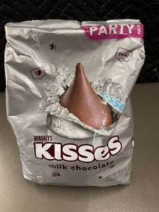 lot 19 image: Hersheys Kisses Milk Chocolate Party Pack - 35.8 oz