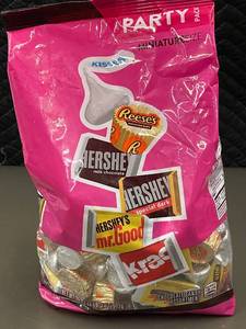 lot 166 image: Party Pack of Assorted Hersheys Miniature Chocolates 35 oz