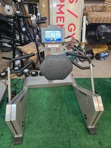 lot 104 image: Hur Lat Pull Machine (USED like New)