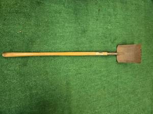 lot 304 image: Flat head Shovel with long handle (USED)
