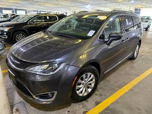lot 12 image: 2018 Chrysler Pacifica Touring