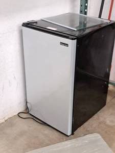 lot 61 image: Master Chef 52.7-lbs Mini Refrigerator HMR440SE