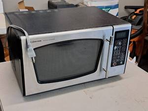lot 62 image: Emerson Microwave Oven MW8992SB