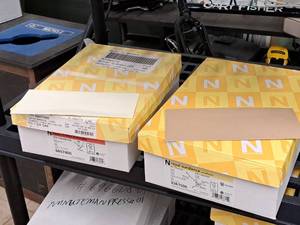 lot 101 image: Lot of (2 Boxes) Envelopes - #10 Commercial 70# Kraft Fiber, #10 Commercial 24# Baronial Ivory Linen 4-18x9-12 - Neenah 500-count ( 1000 total items )