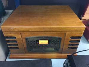 lot 139 image: Crosley Old-Look Wooden Radio - Record - CD