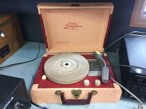 lot 140 image: Vintage Symphonic 1014 Record Player - Powers On