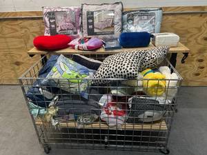 lot 86 image: Large Lot of Various Pillows, Bedding, Blankets etc..