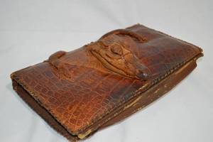 lot 10 image: Vintage Brown Alligator Clutch Purse
