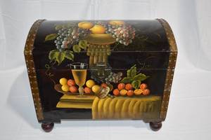 lot 14 image: Decorative Wooden Storage Trunk