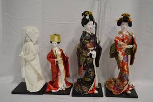 lot 24 image: Japanese Geisha Dolls
