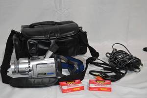 lot 25 image: Vintage Sony Handycam Camcorder wCase