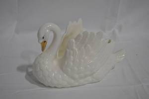 lot 39 image: Porcelain Swan wGold Accent
