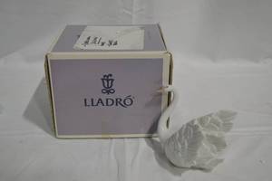 lot 71 image: Lladro White Porcelain The Swan