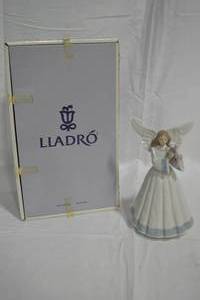 lot 72 image: Lladro Porcelain Heavenly Harpist