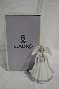 lot 73 image: Lladro Porcelain Angelic Melody FigurineTree Topper