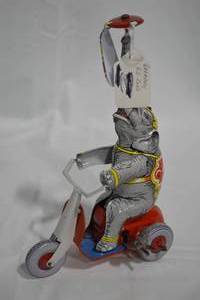 lot 93 image: Vintage tin toy.