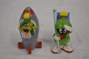 lot 119 image: Marvin the Martian salt and pepper shakers.
