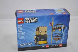 lot 206 image: Lego brick heads, Avatar Lego set.
