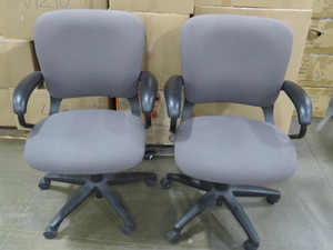 lot 18 image: 2 Chair Lot of Hon Grey Swivel Desk Chairs