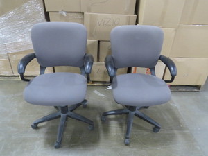 lot 19 image: 2 Chair Lot of Hon Grey Swivel Desk Chairs