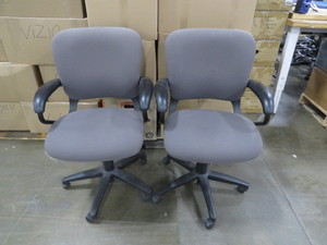 lot 20 image: 2 Chair Lot of Hon Grey Swivel Desk Chairs