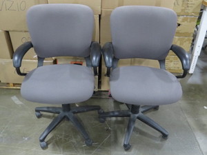 lot 29 image: 2 Chair Lot of Hon Grey Swivel Desk Chairs