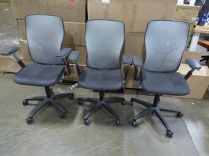 lot 53 image: 3 Chair Lot of Mesh High-Back Swivel OfficeDesk Chairs