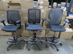 lot 54 image: 3 Chair Lot of Mesh High-Back Swivel OfficeDesk Chairs