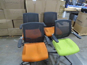 lot 55 image: 4 Chair Lot of Mesh Swivel OfficeDesk Chairs