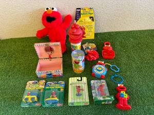lot 253 image: Elmo Items
