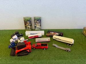 lot 280 image: MN Vikings Bobbleheads & Toys