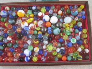 lot 1 image: (EC1) Large Assortment Vintage Marb...