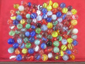 lot 5 image: (BSB) Jar of Assorted Vintage Marbl...