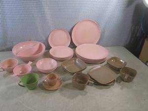 lot 16 image: (EW3) Assorted Vintage Melamine Pla...