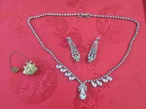 lot 53 image: (CNTR) Vintage Necklace and Earring...